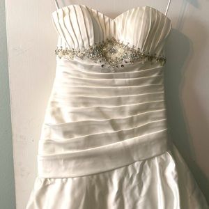Wedding Dress Sz 8. Never worn. Off white color.  Excellent condition.